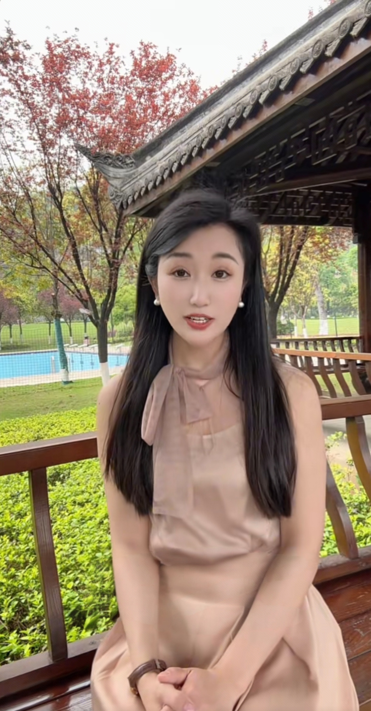 坐在木凳上,享受宁静时光,身着淡雅长裙,耳边微风轻