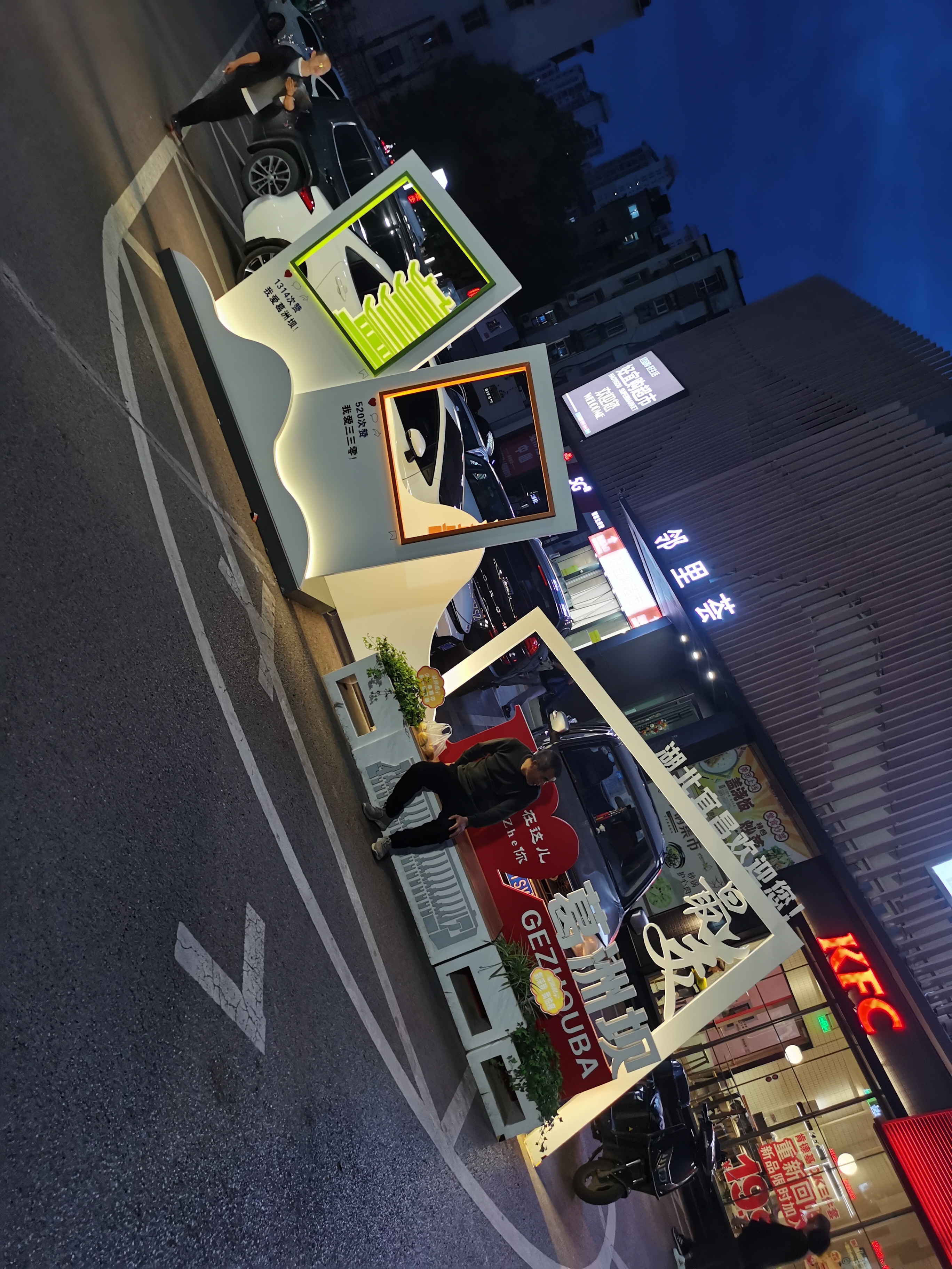 凤凰花苑璀璨时 今天的猇亭长江两岸,桃树上挂满了毛