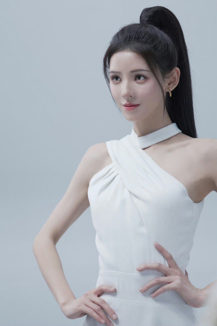 张予曦的腰真的好纸片人,白色挂脖裙也好好看,她的硬照真的好芭比娃娃