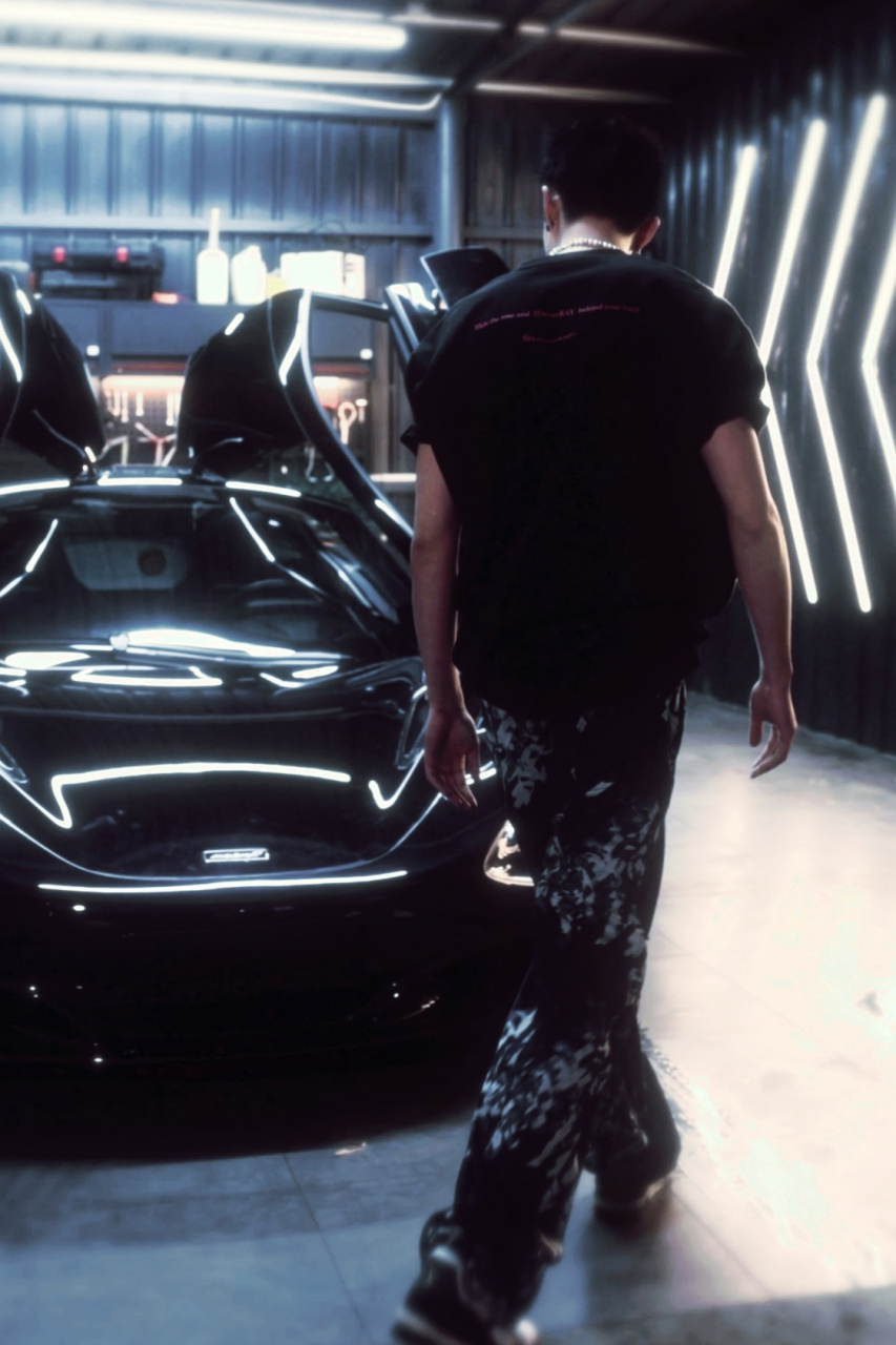 王鹤棣这组真的是内娱痞帅独一份,帅哥和跑车好搭,营业一次就能引领