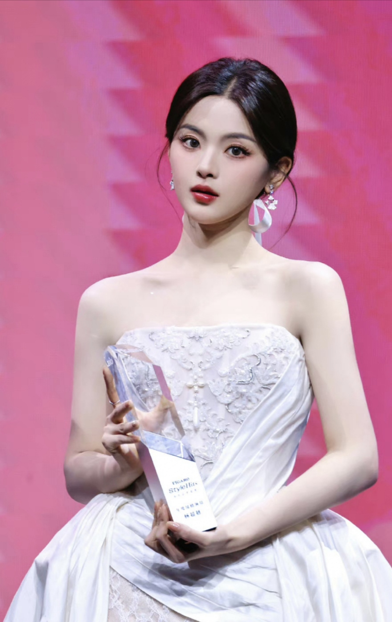 杨超越水蓝色抹胸裙走红毯!