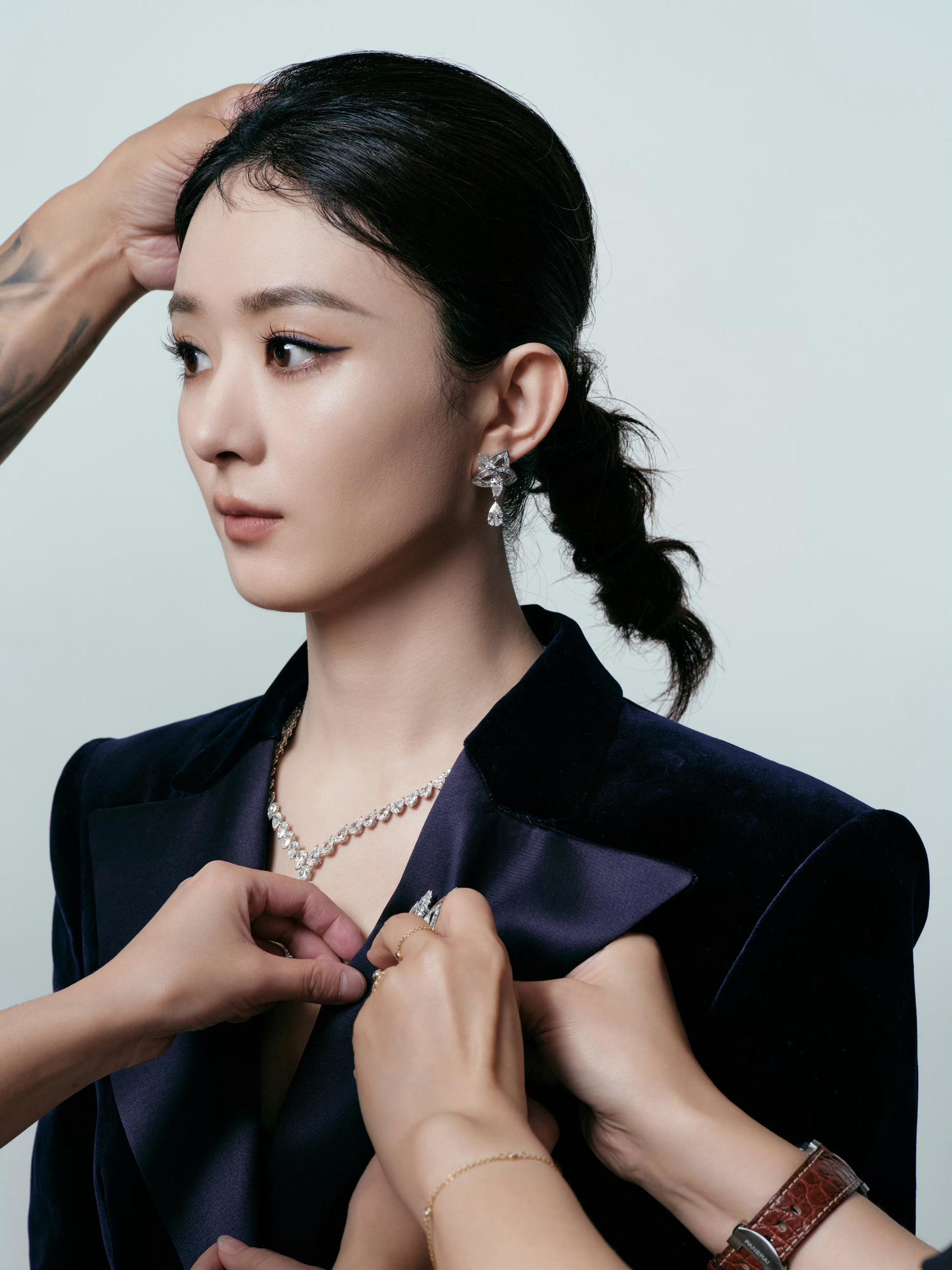 赵丽颖今天造型有种霸总出街即视感,深蓝色丝绒v领西装,很有气场的