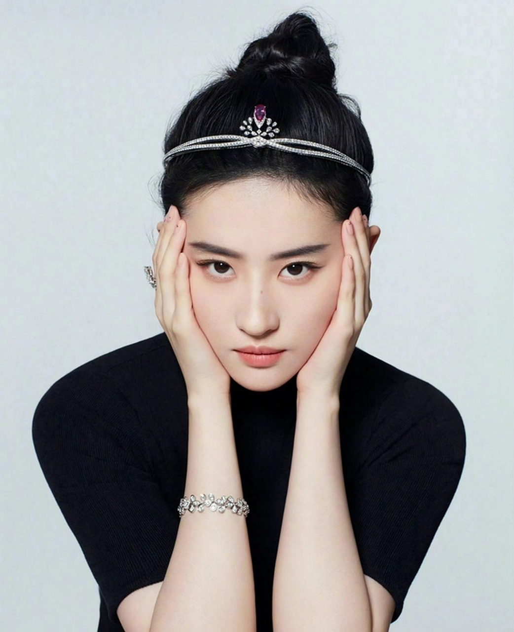 戴皇冠的刘亦菲,每张图都好美,公主,女王风和仙气兼具!