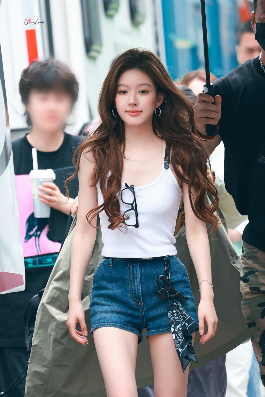 赵露思白色吊带短裤造型!