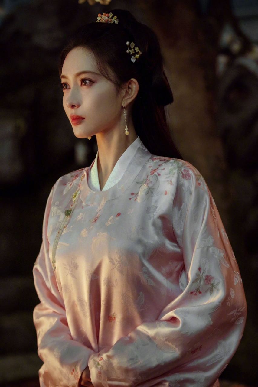 孟子义新剧《九重紫》今日官宣,一袭宋装美美的,孟姐的古装还是很好看