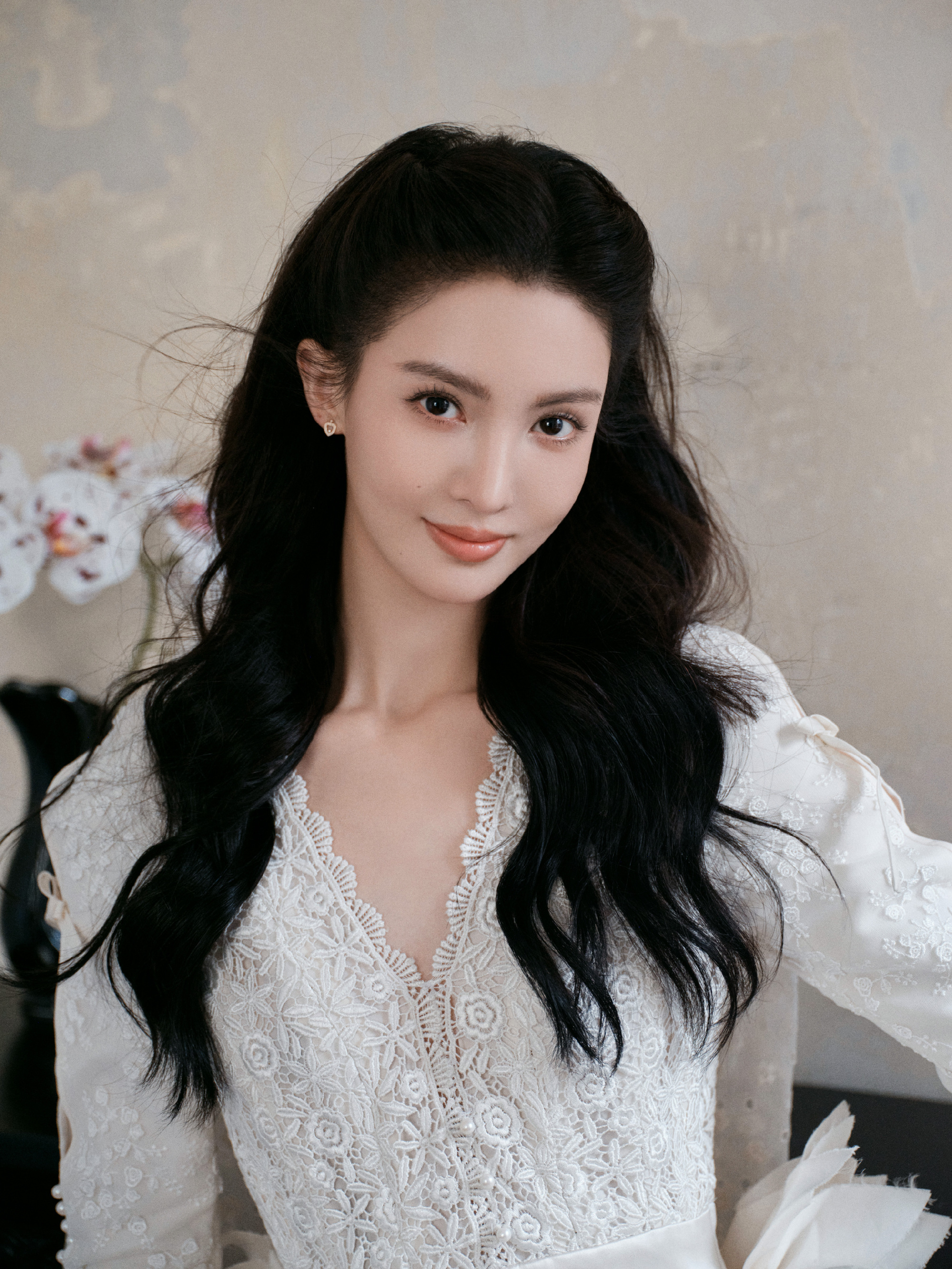 金晨这套全白花朵蛋糕裙也好好看啊,蕾丝披风,一只袖子上据说有30颗