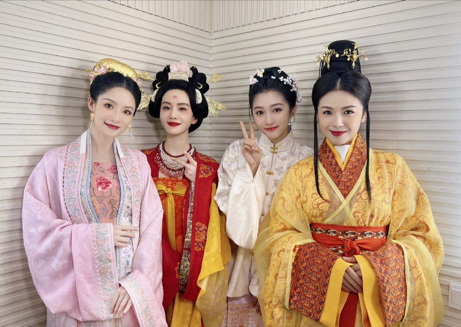 春晚四美古装造型绝美,刘涛,刘诗诗,李沁,关晓彤表演《年锦》,央视