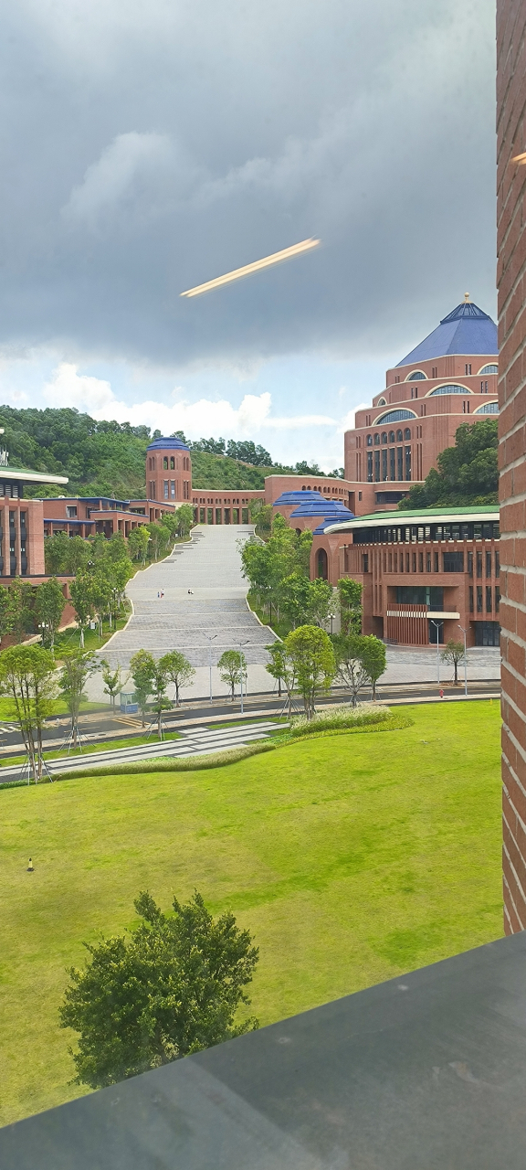 中山大学深圳校区图书馆顶部的蓝色总是让我想起希腊圣托里尼岛的蓝色