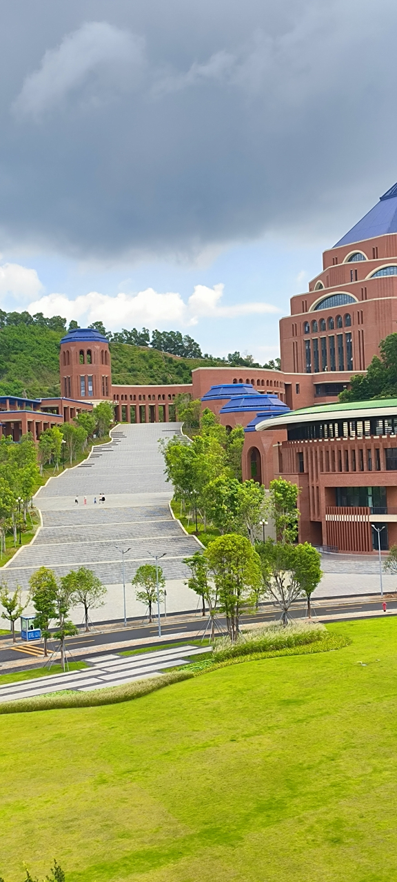 中山大学深圳校区图书馆顶部的蓝色总是让我想起希腊圣托里尼岛的蓝色