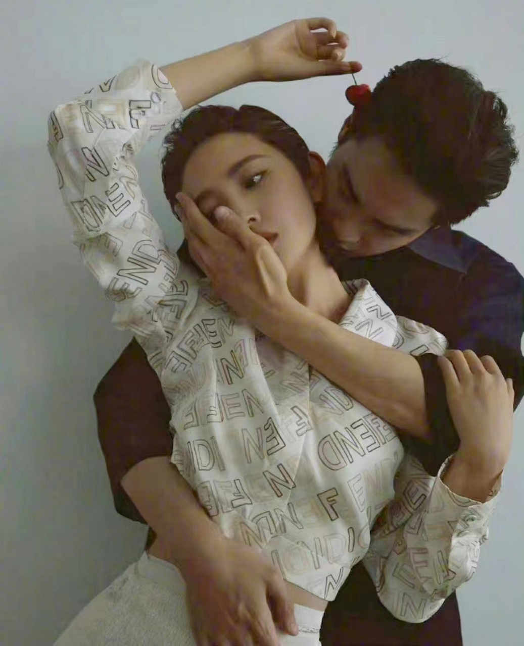 张若昀和唐艺昕亲吻图片
