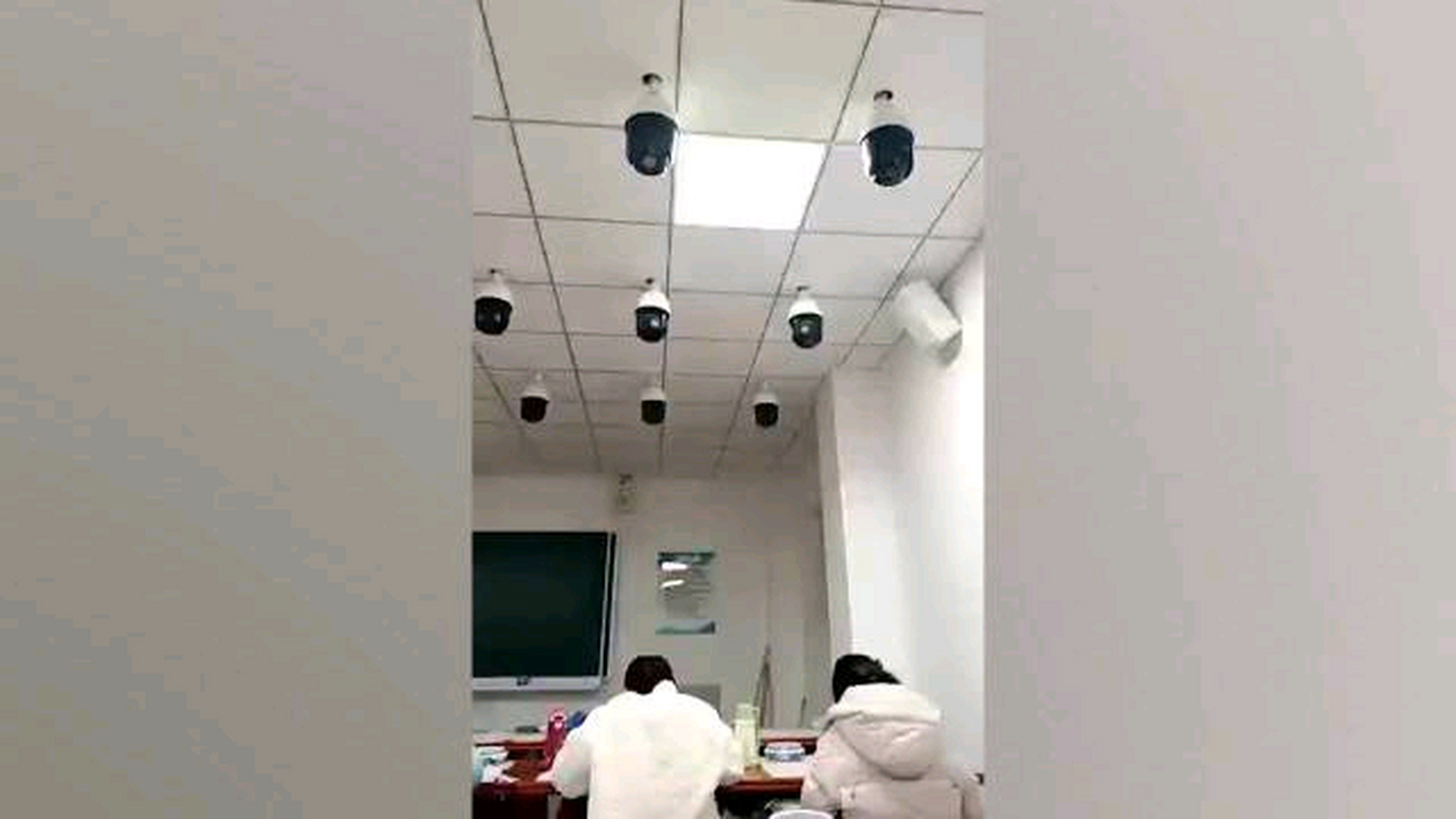 保定学院回应一教室布满摄像头.