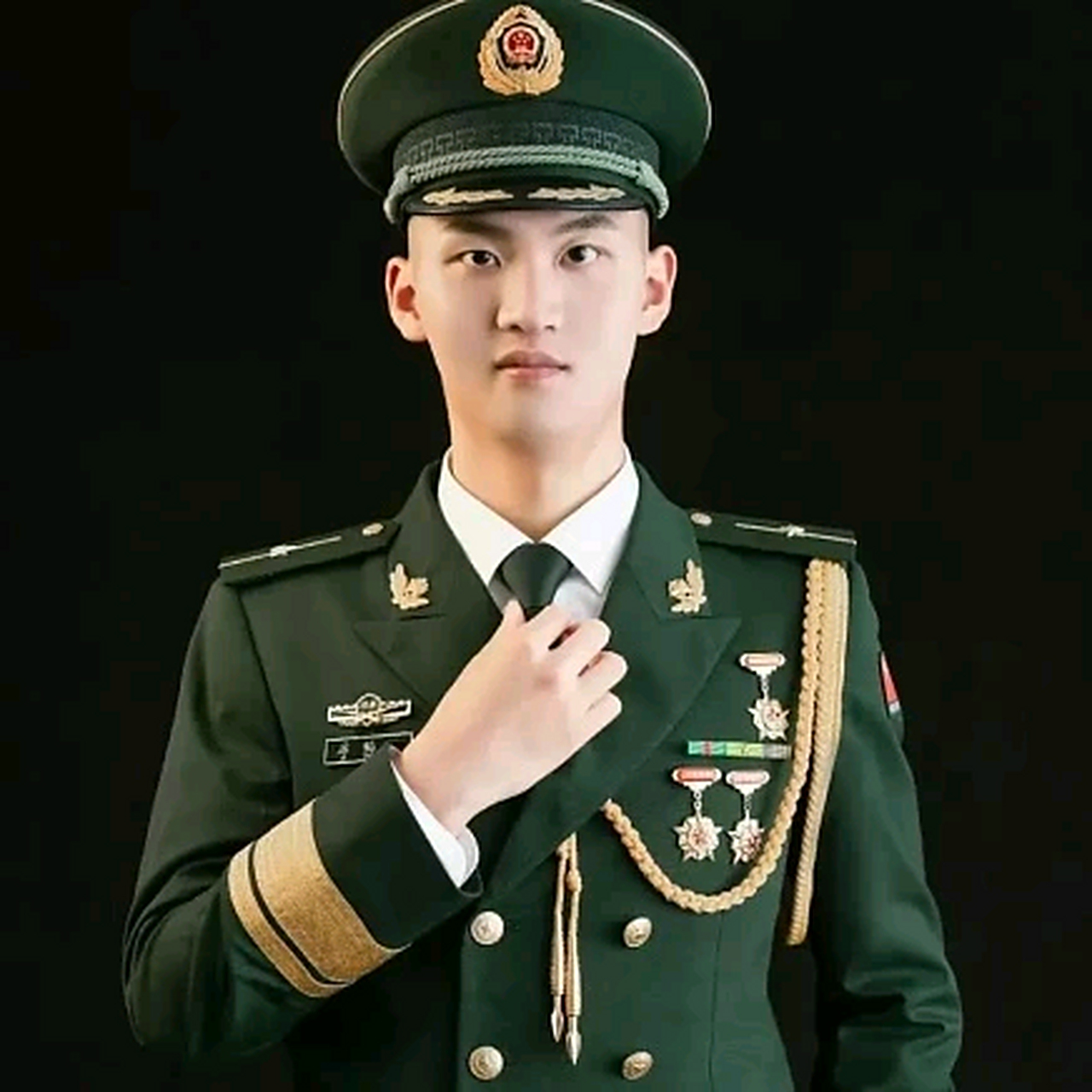 00后少尉排长牺牲在边关～  8月20日,2000年出生于湖南衡阳武警少尉席