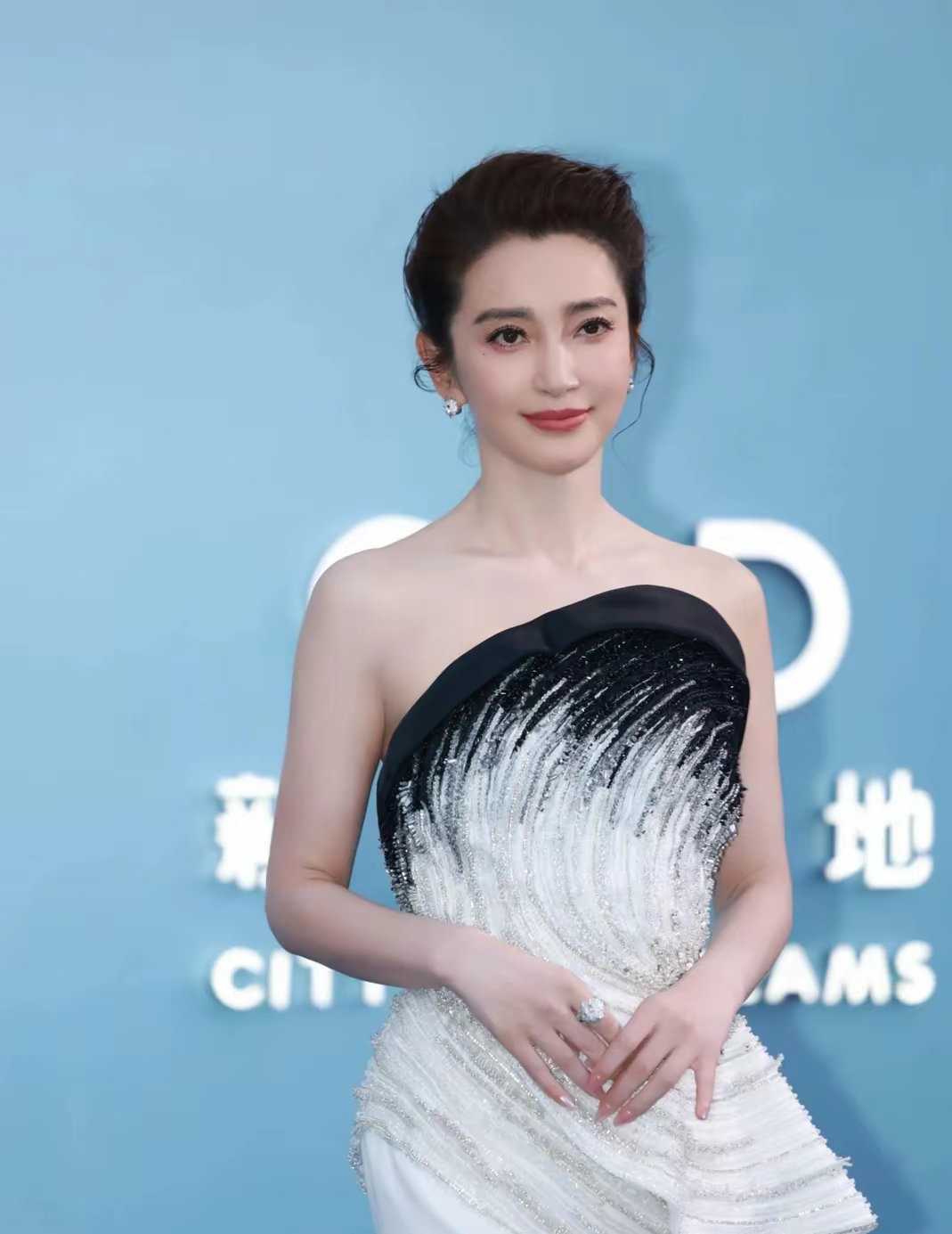 李冰冰身着一袭丹青水墨长裙惊艳亮相,瞬间成为全场焦点