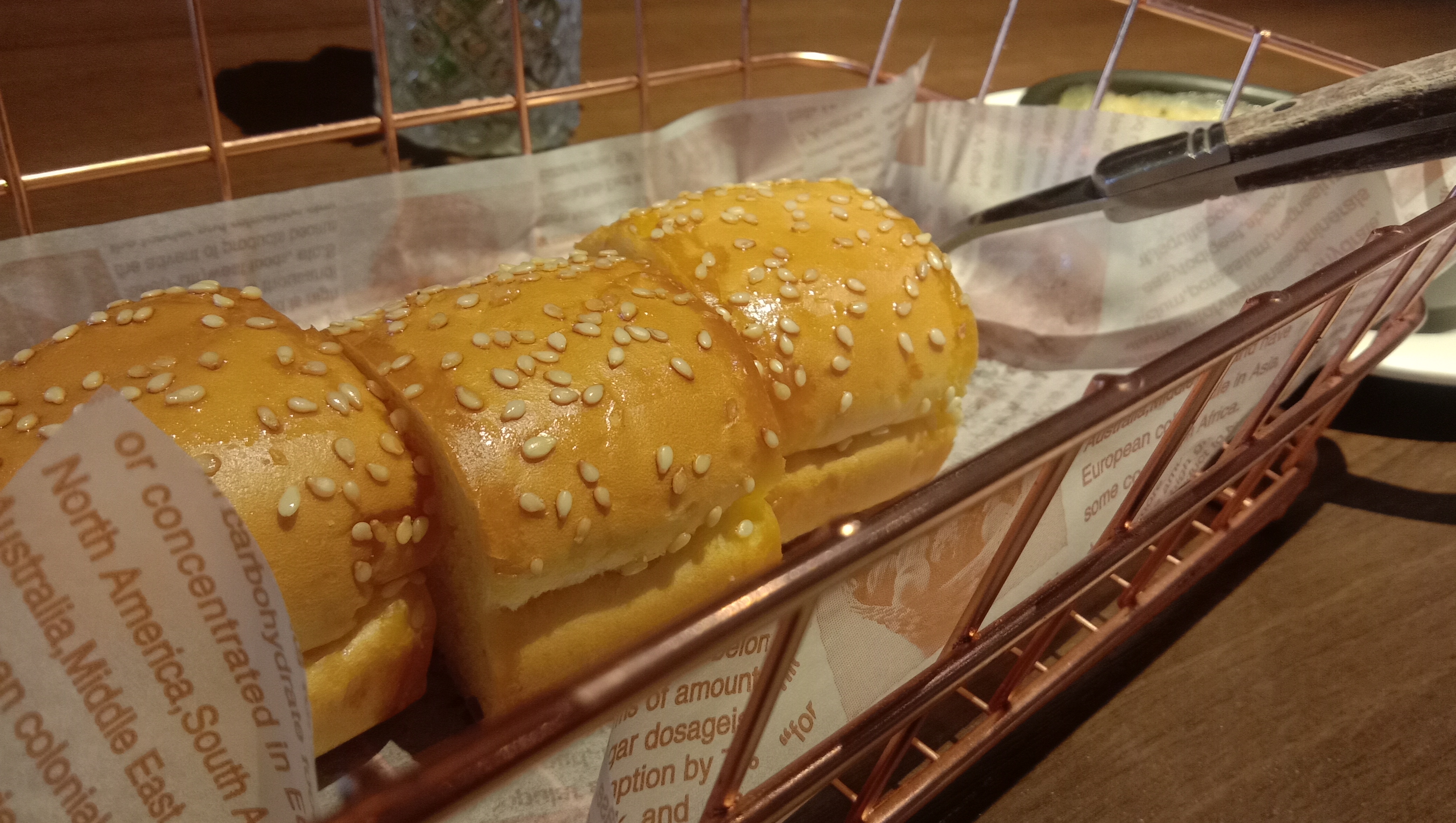 今天吃了西堤牛排的餐前面包和热拿铁,面包烤的香甜酥脆带着黄油的