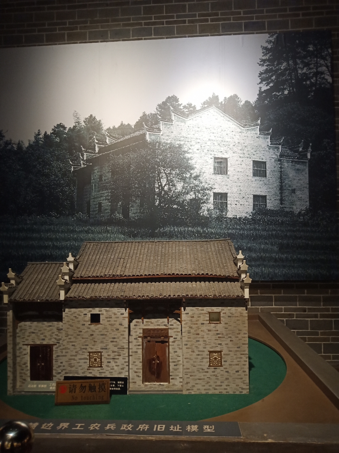 哇,这风景画得太美了,山峦起伏,绿意盎然,让人感觉