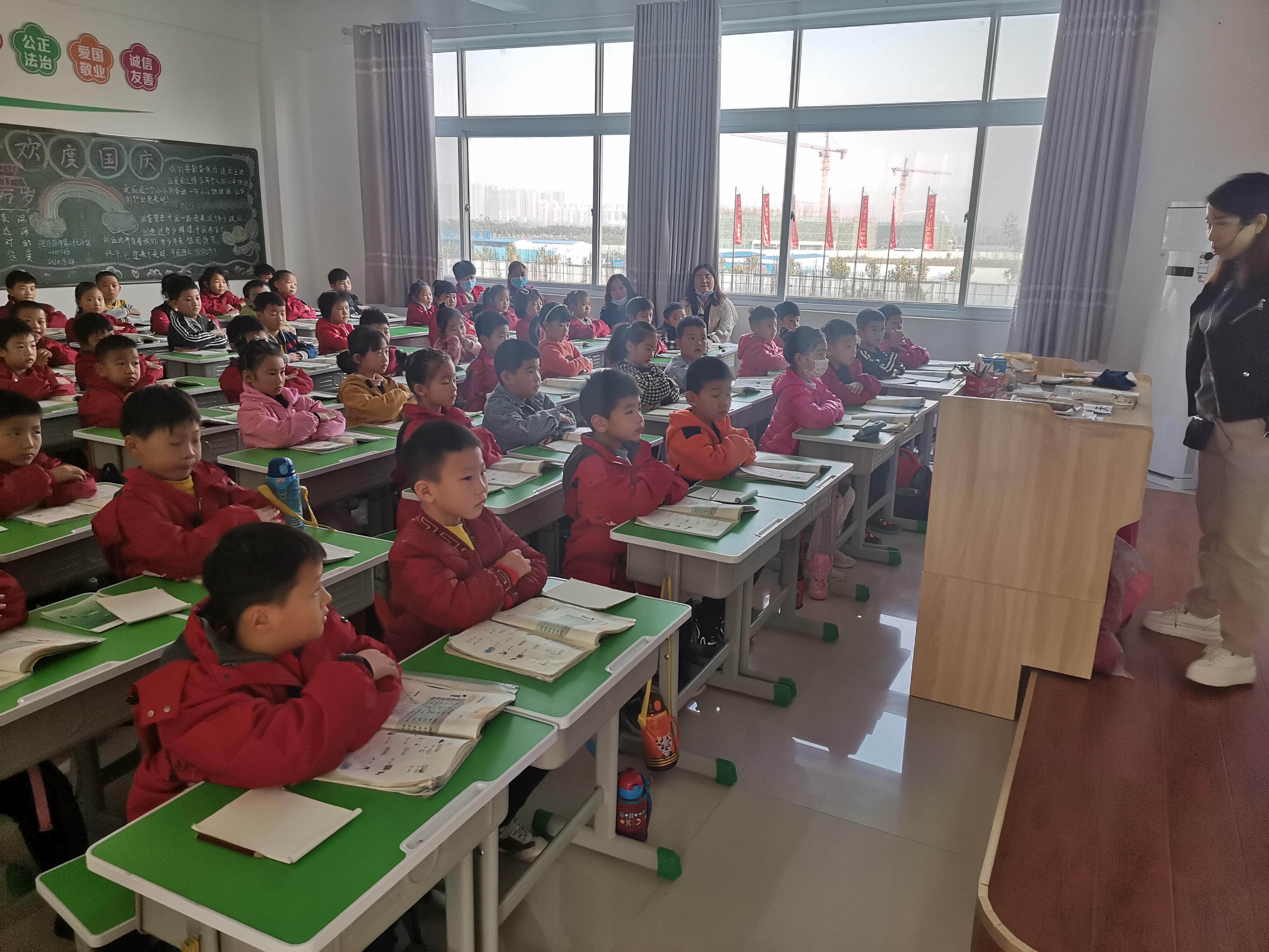 校园里的日子总是那么充实,阳光洒在操场上,仿佛一切烦恼都随之消散