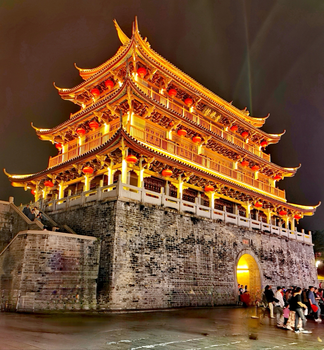 《广济桥夜色美》 潮州古城广济桥丶广济门灯光秀,广济桥夜色美!