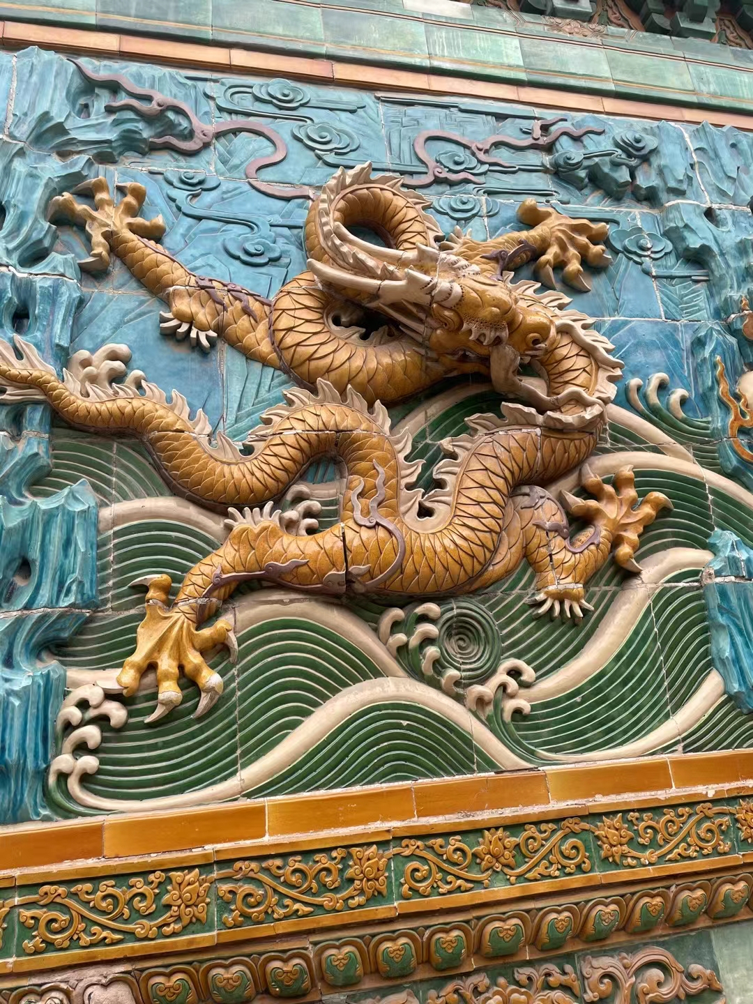 的龙巨龙照片五爷庙真龙身六足九爪真龙图片祭祀供奉龙石龙抱柱盘九洲