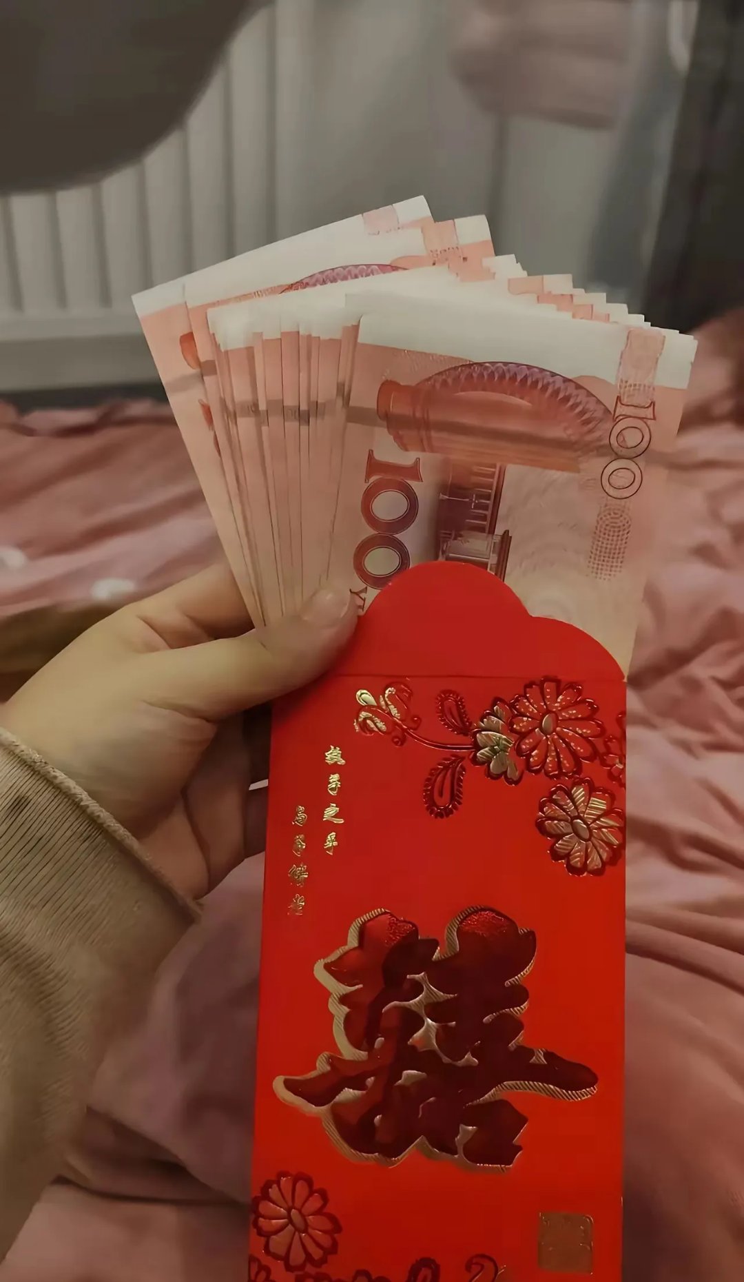 我嘛,作为舅舅,给包了8000块钱的红包