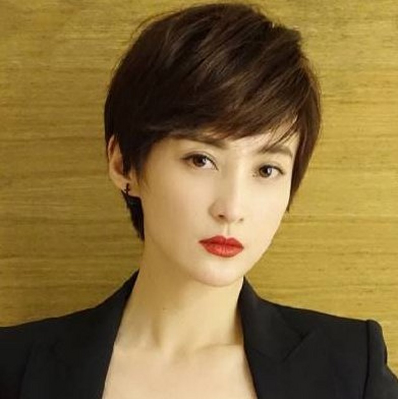 短发,看起来非常干练,适合职场(如图一),另外一种非常俏皮的发型适合