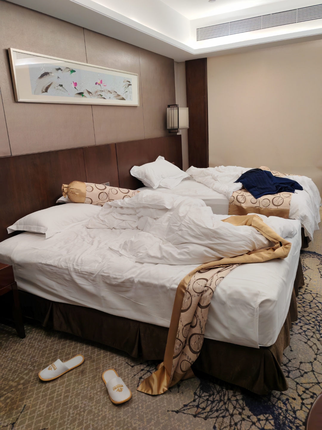刚从床上醒来,被子有点凌乱,床尾还挂着一条金边
