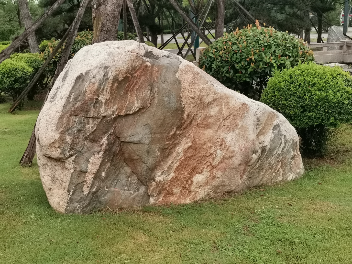 石头记 这巨石就像沉默的见证者,静卧在时光的缝隙中