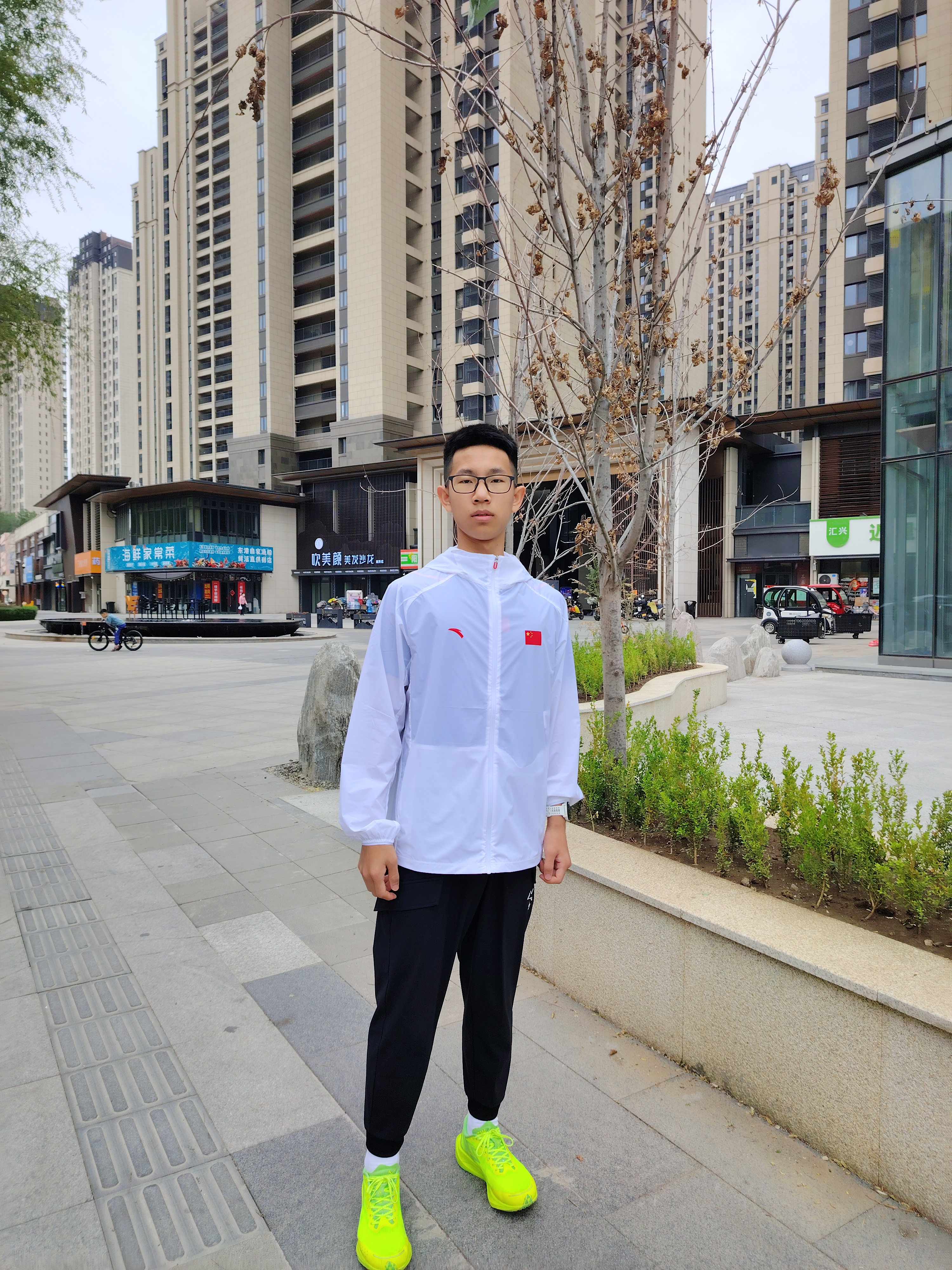 他,就像一股清流,穿梭在钢铁森林中