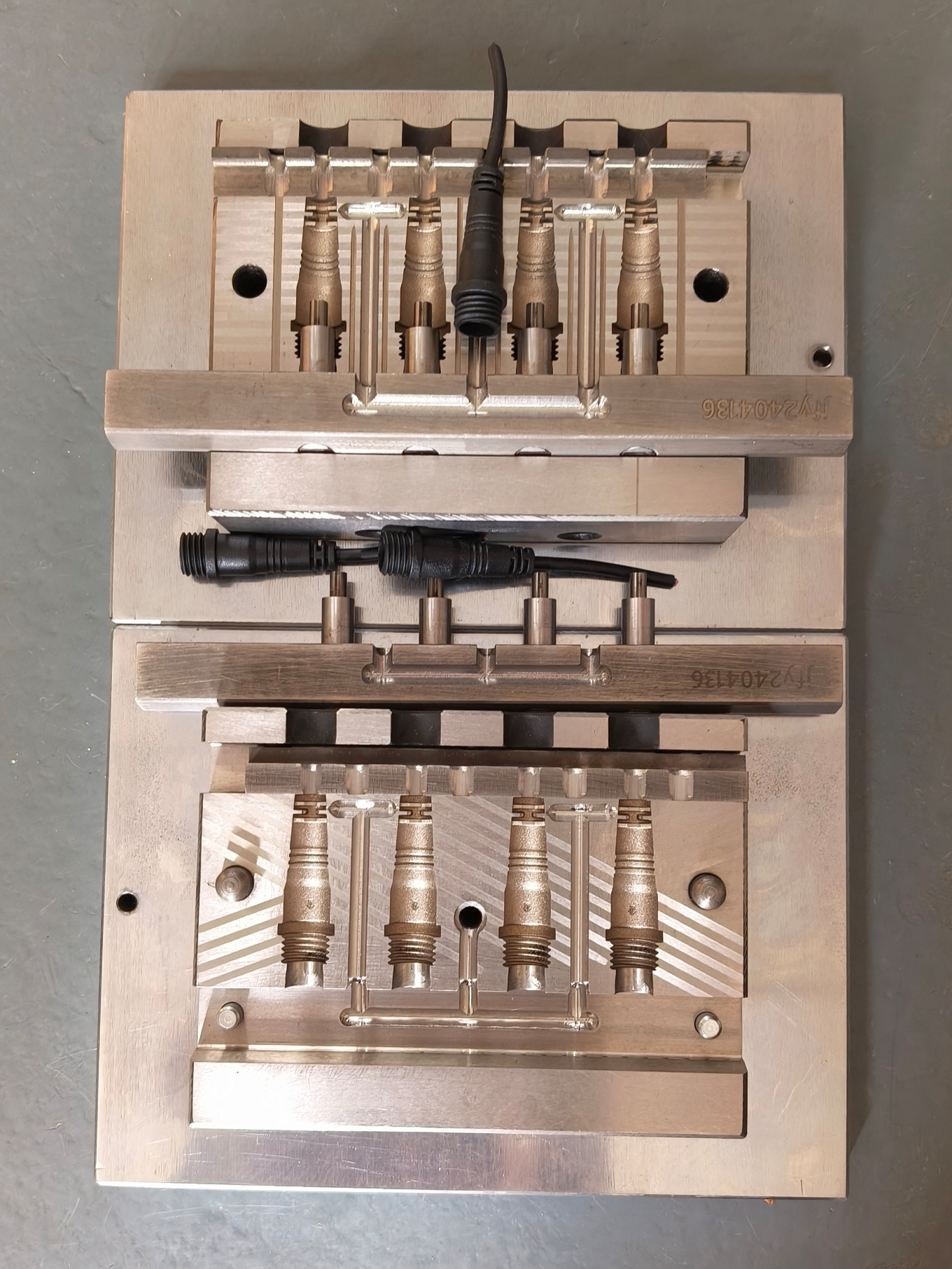 二次包胶注塑模具工艺图片