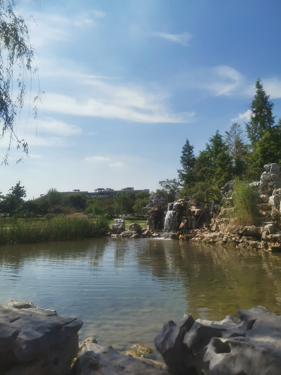 夏天拍摄商丘日月湖景观场景  第一次站在这个瀑布前,我感到无比的