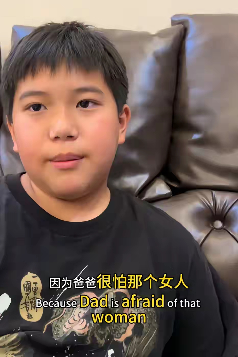 "   高速行驶的越野车上,9岁男孩蜷缩在后备箱
