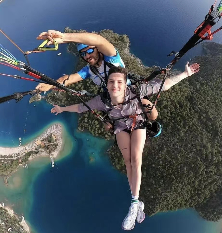 球迷们都知道土耳其女排的国手卡拉库尔特在球场上个性特别张扬,像个