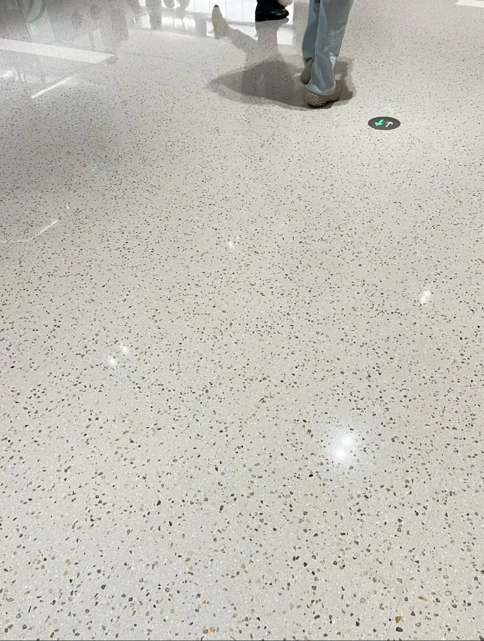 新店铺装修选了这款白色水磨石,整体无缝大气通透