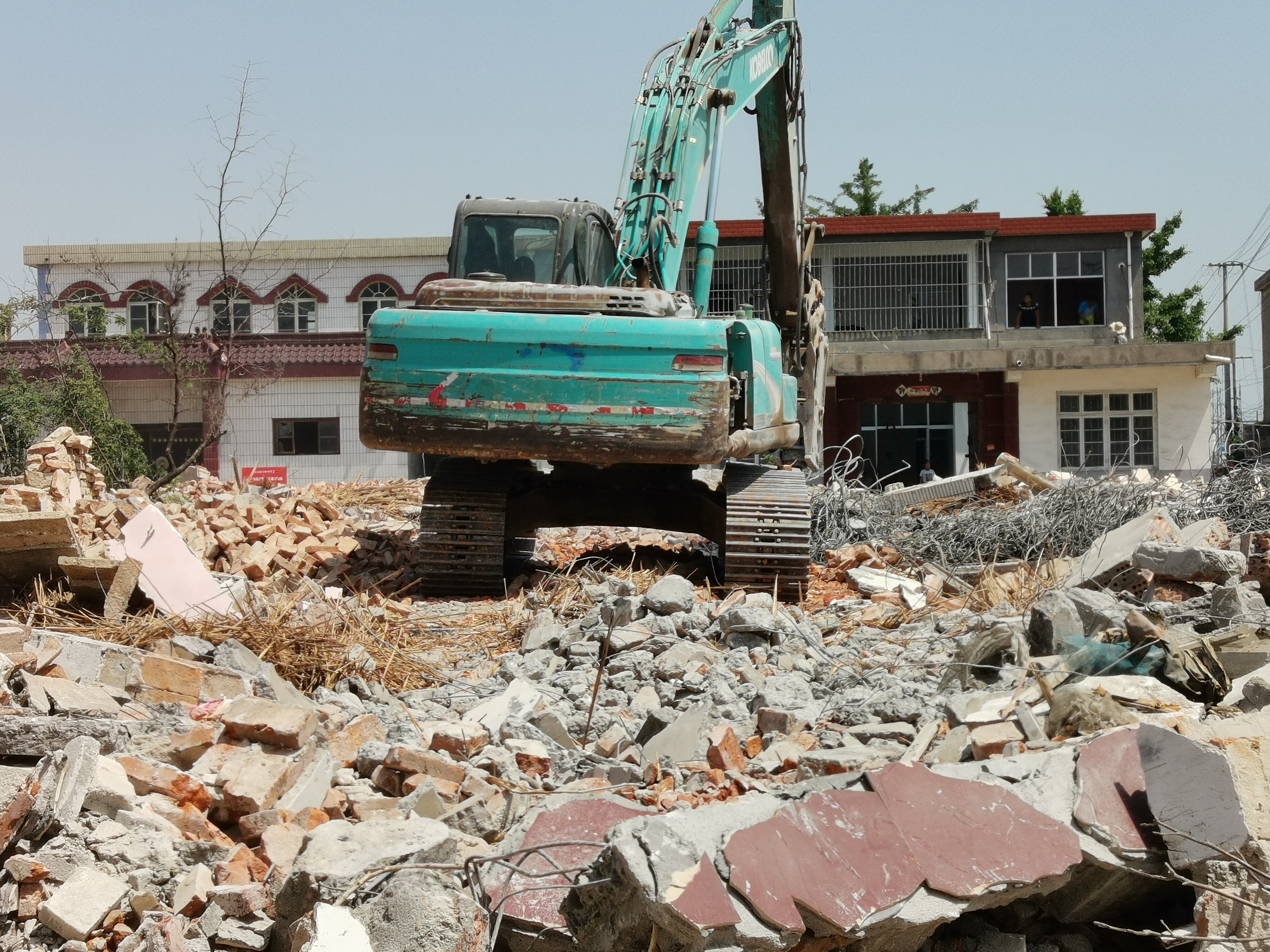 拆迁# 拆迁对生活的影响是复杂且多层次的,可能带来显著的改变甚至