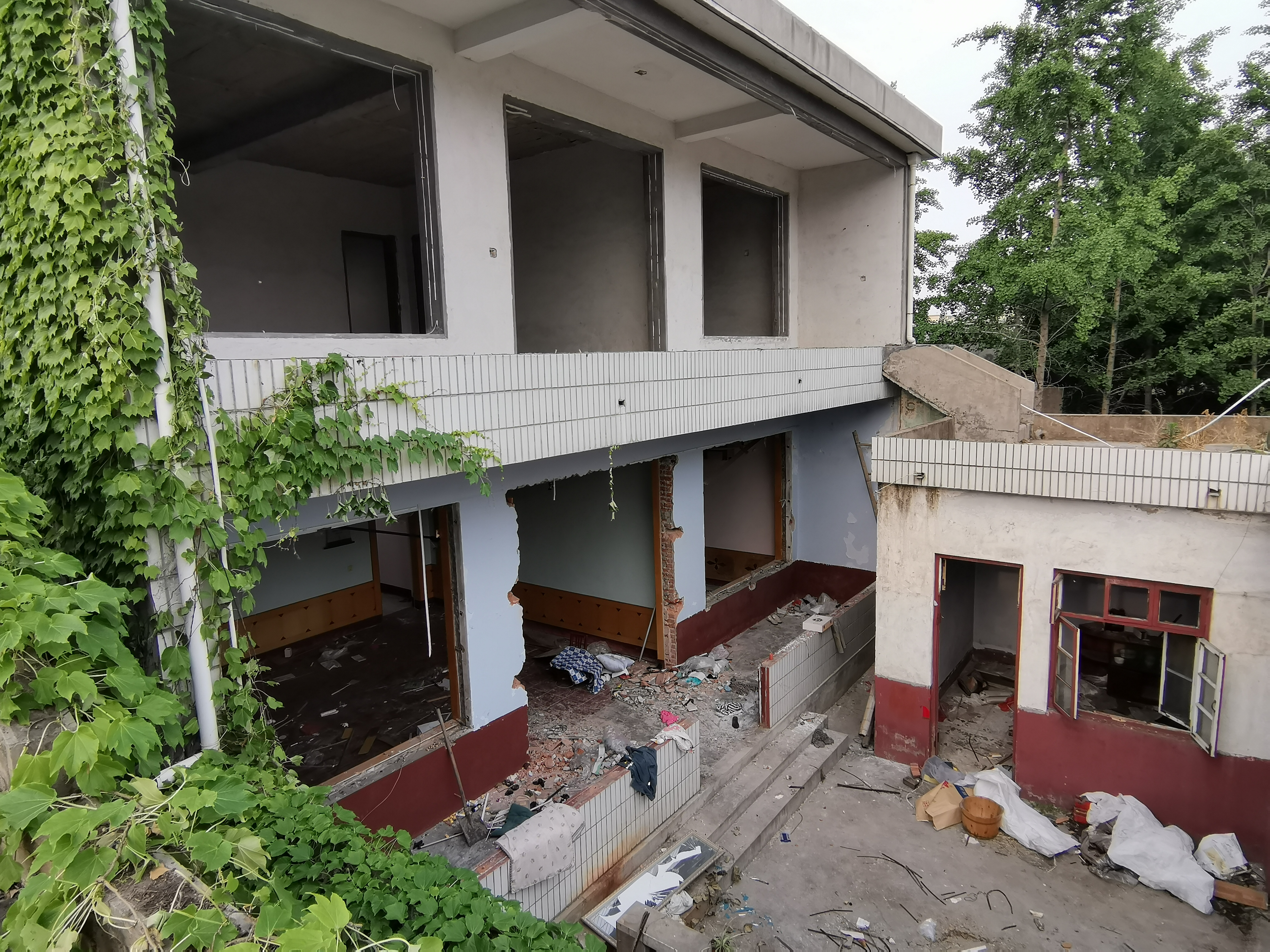 拆迁# 拆迁对生活的影响是复杂且多层次的,可能带来显著的改变甚至