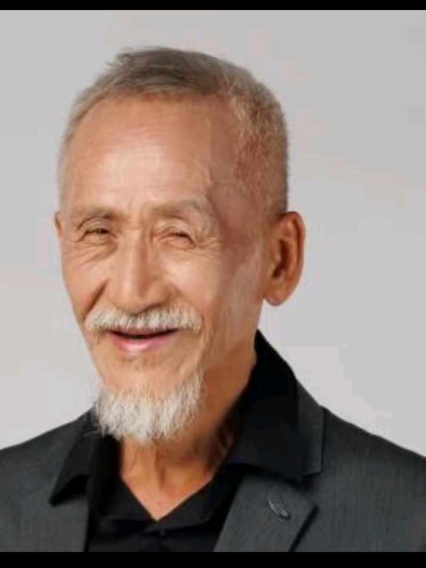 陈彼得微笑着,眼神温暖而亲切,仿佛在讲述一个美好的故事