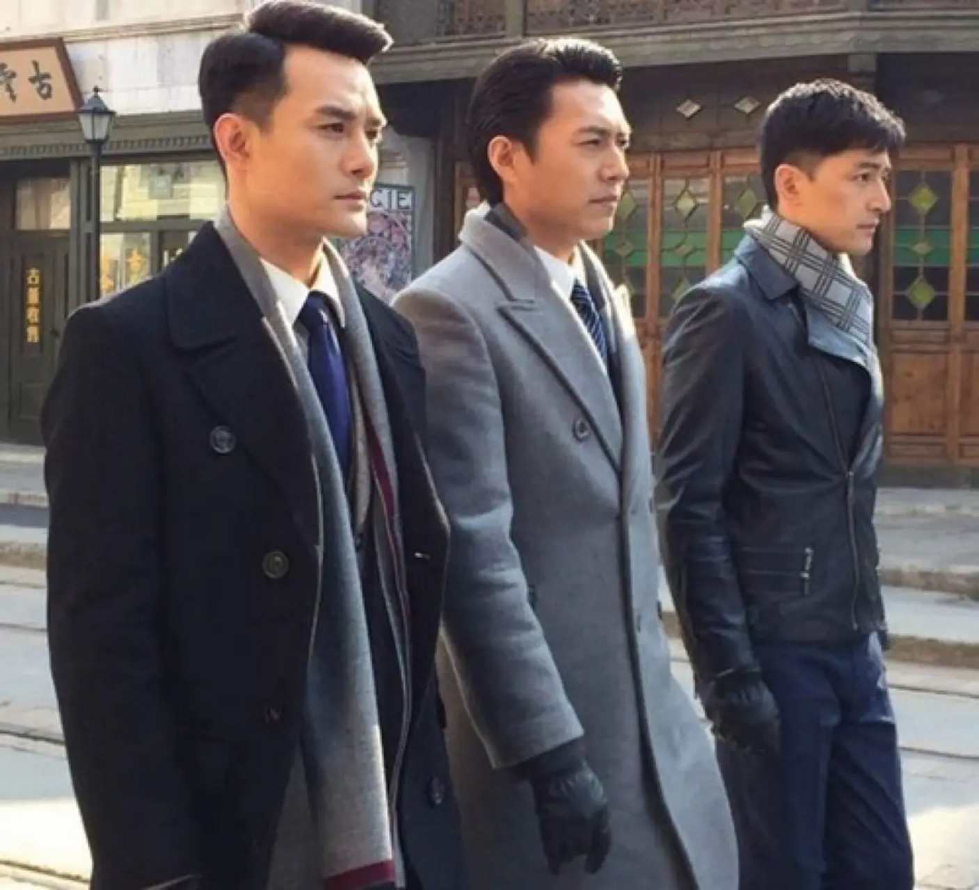 《伪装者》中明家三兄弟,由靳东饰演老谋深算的明楼,王凯饰演勇敢