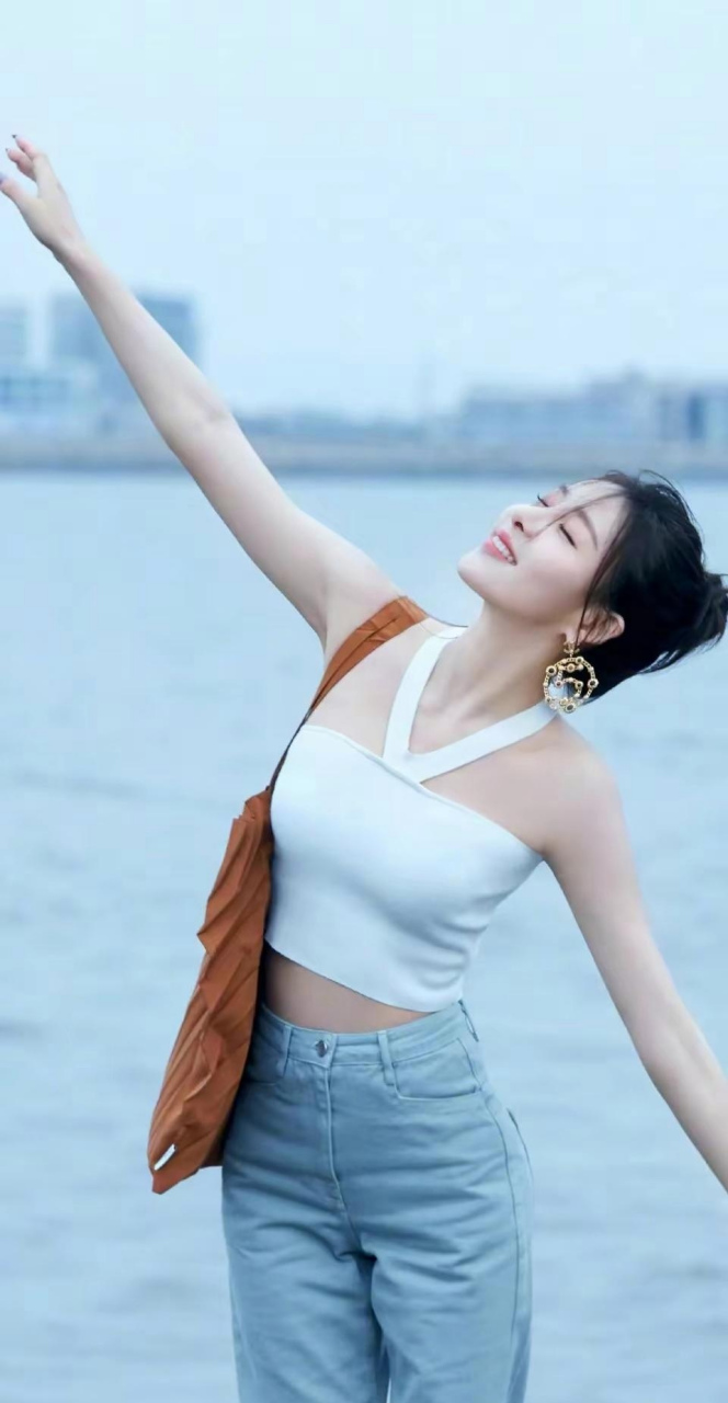 "贾青,一位才貌双全的女演员和歌手,身穿白色上衣,清纯可人.