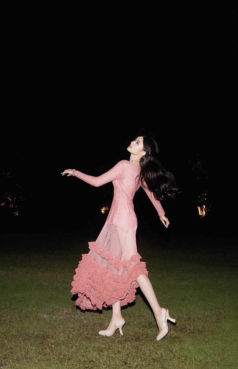【粉裙轻舞,时尚之魅】  在春意盎然的草地中,林允身穿粉色长裙,如