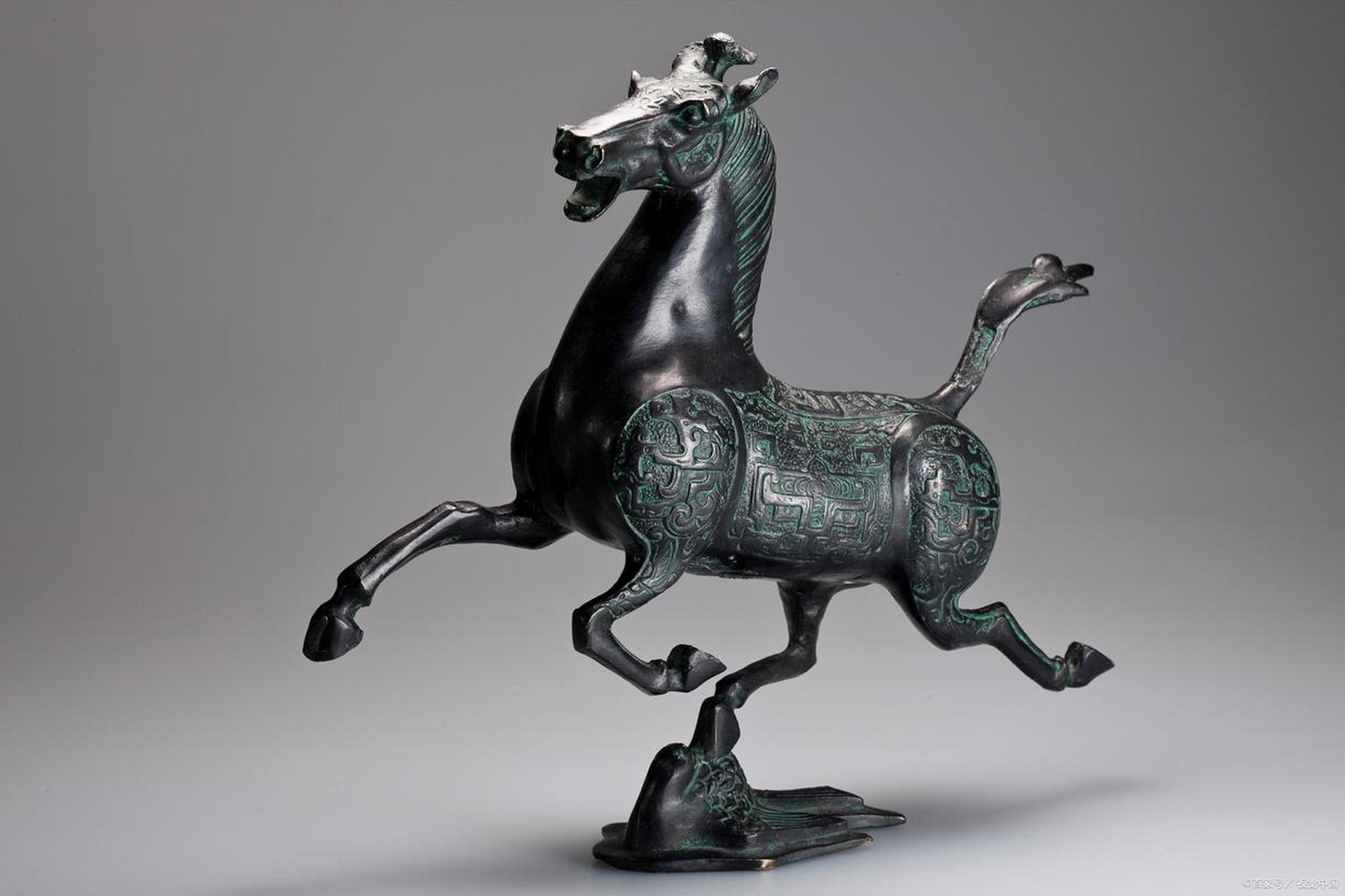 东汉铜奔马        东汉铜奔马,别称马超龙雀,马踏飞燕,铜奔马,马袭乌