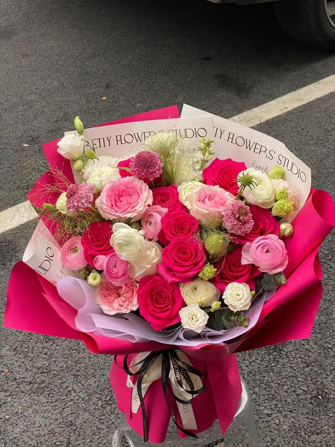 浪漫春日,loewe杂志封面下的粉色牡丹花束  在这个充满浪漫气息的春日