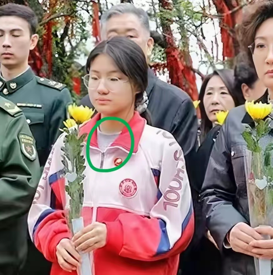 别给孩子买那么多衣服了 我问他为什么 老公说:你看伟人的后代毛甜懿