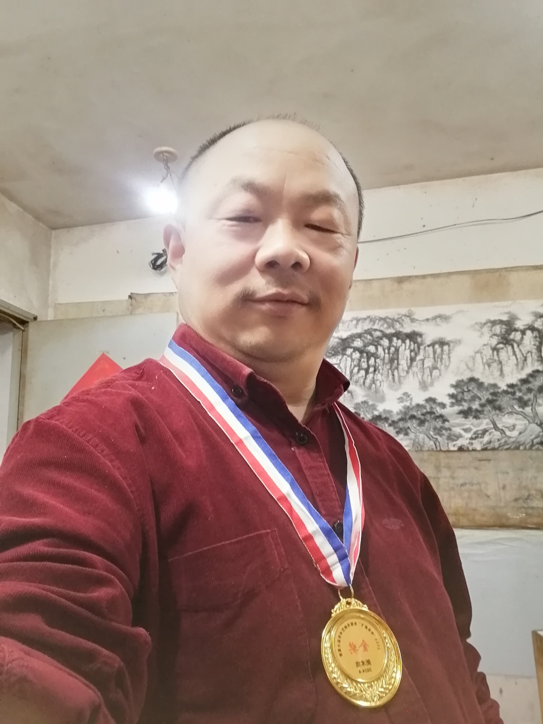 那一刻,他的快乐与自豪仿佛要溢出屏幕,感染到每一个观看的人