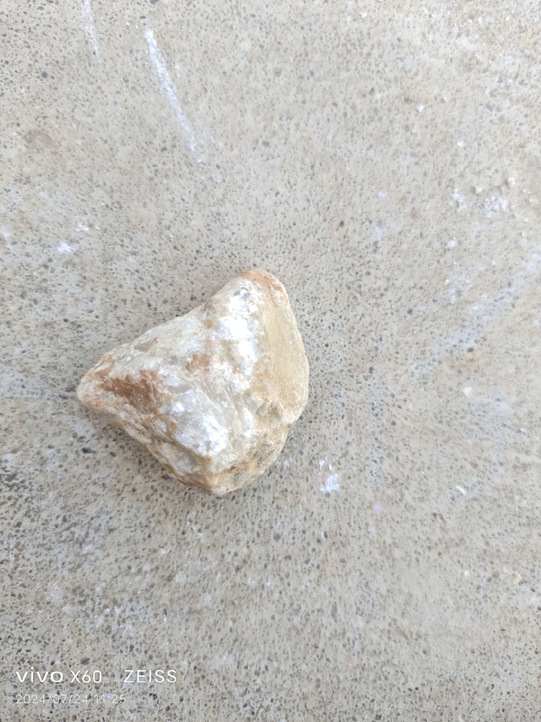 这个石头怎么全身都是水晶一样的结晶体