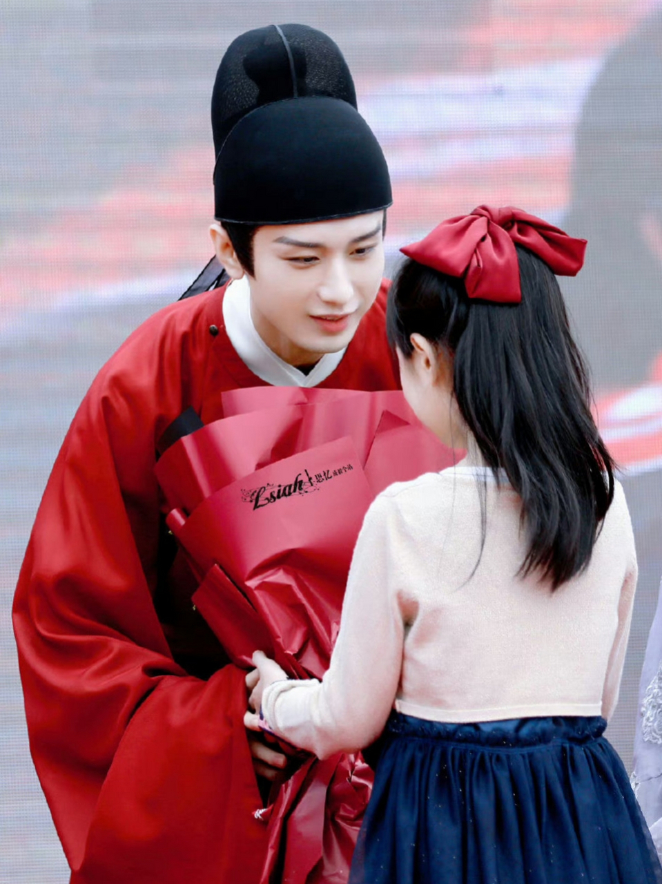 大朋友和小朋友的合照来啦,图三看小朋友的眼神好宠溺[大笑]#成毅