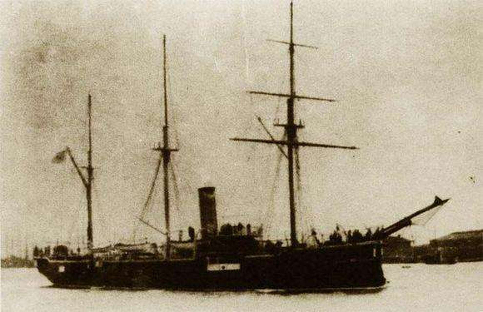 开济号巡洋舰: 舰长256.8尺 宽36尺 舵深15.3尺 吃水18.