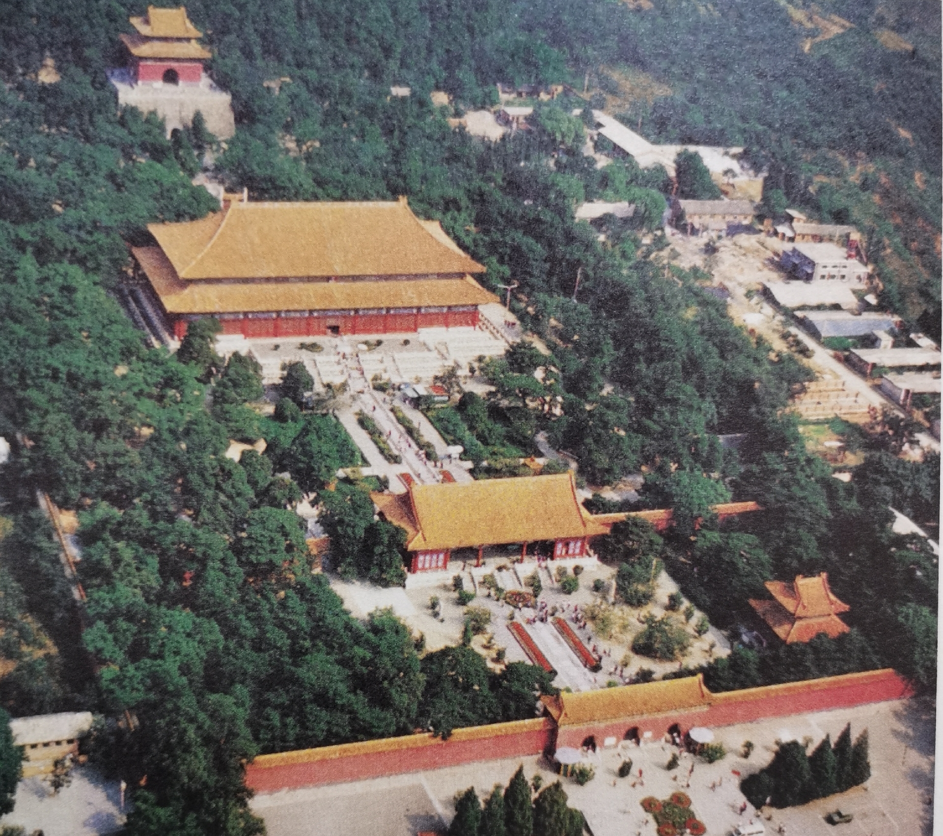 明十三陵位于北京昌平境内天寿山南麓,明朝迁都北京后,有十三位皇帝