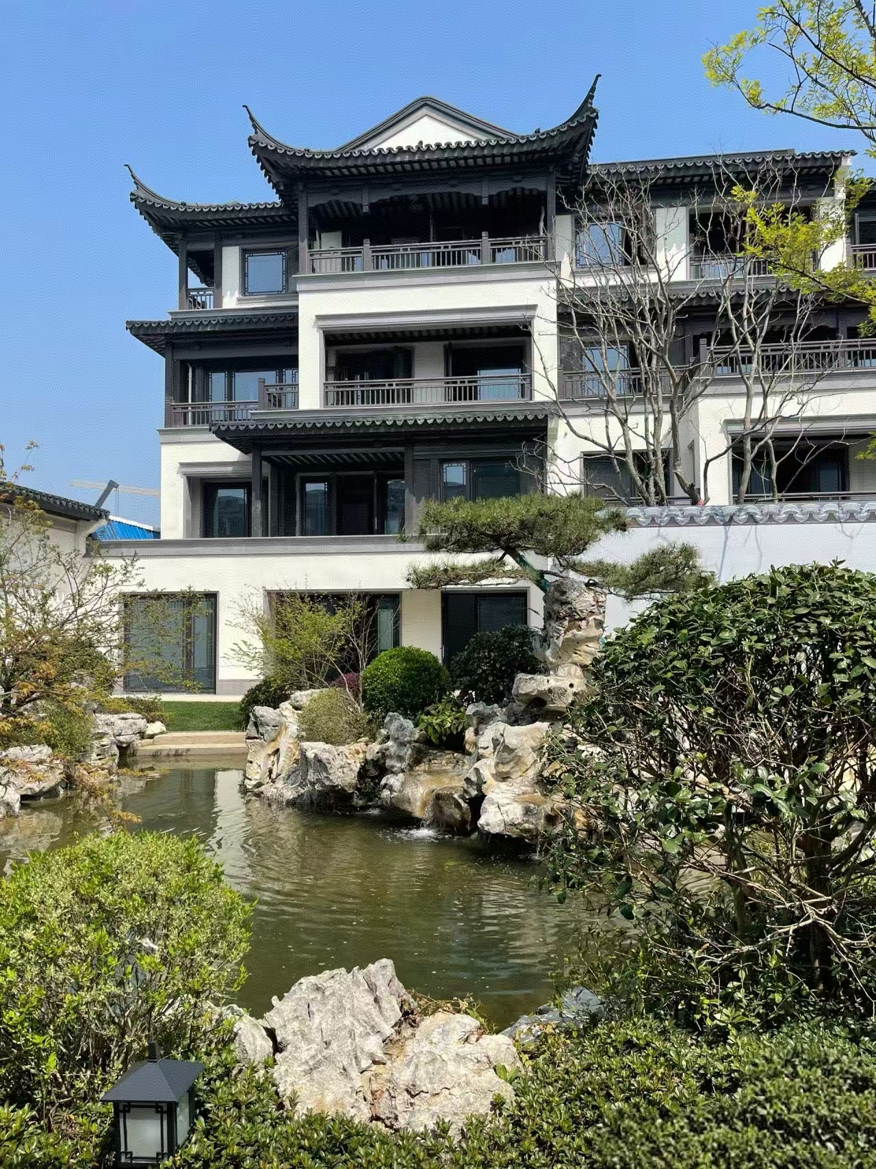 搬到青浦华为工作后,值换别墅会不会太高调,这套中式园林风格位于元荡