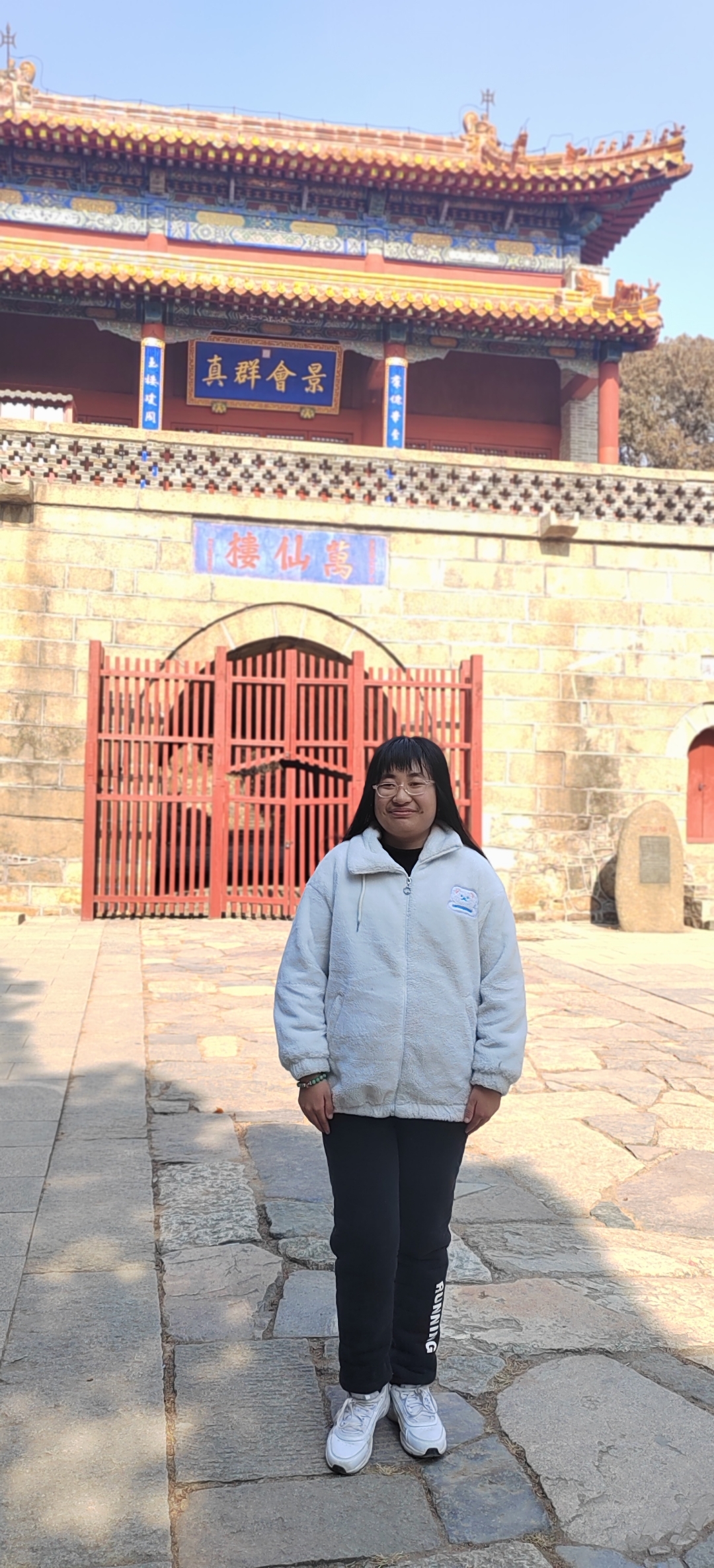 这尊色彩鲜艳的雕像,坐落于古色古香的小亭中, 路鹪谒咚底殴爬系墓适 