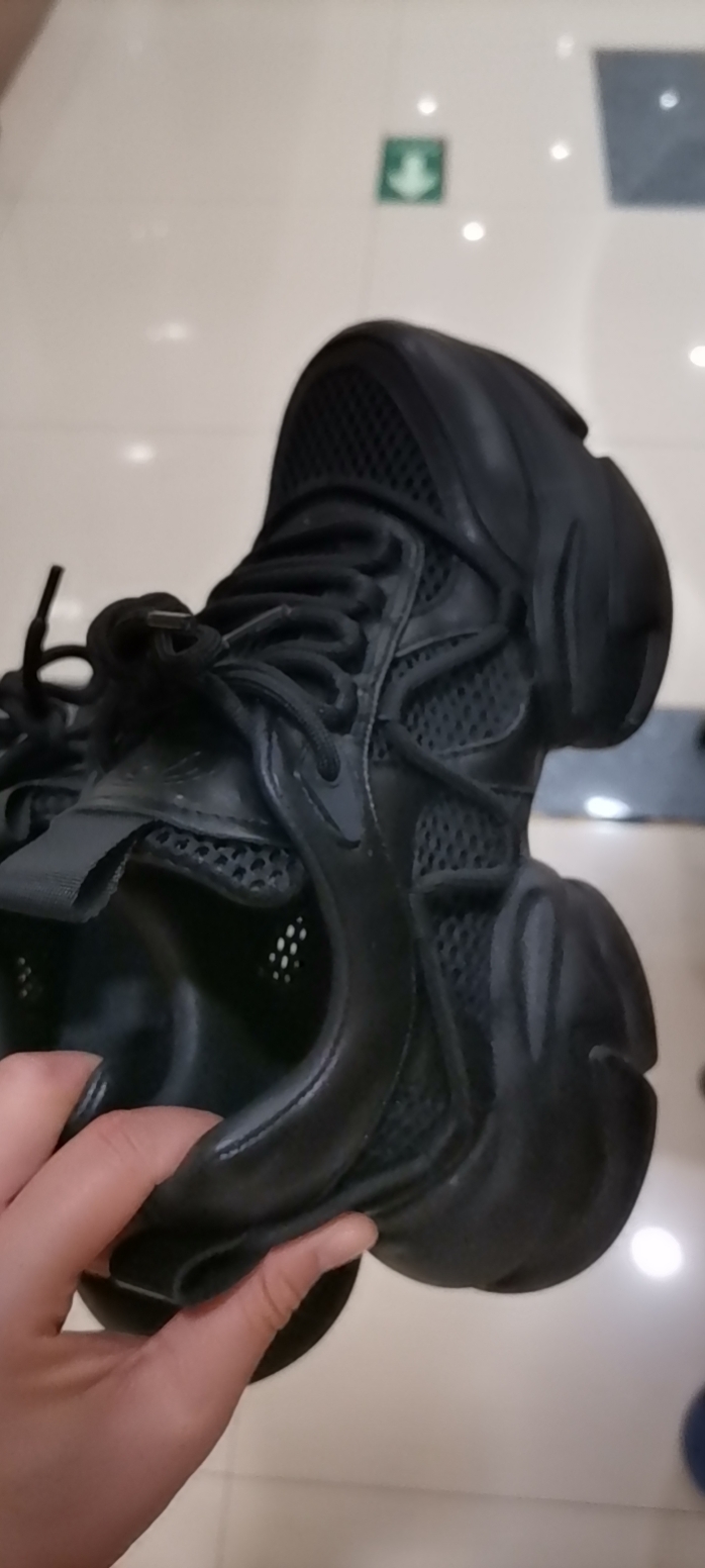 这网面鞋子左右夹脚怎么办 .可以想办法括一下吗?