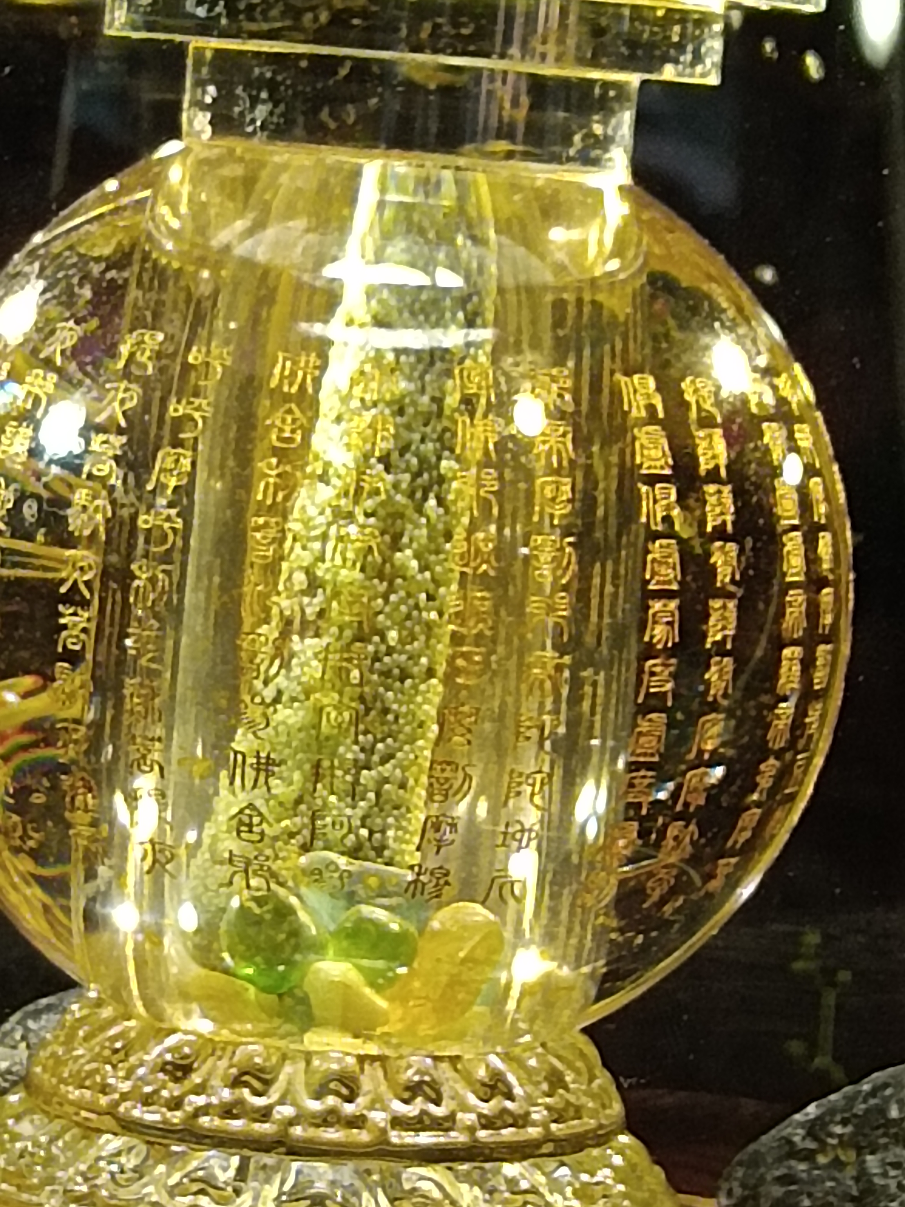 佛的佛骨舍利,整个佛骨舍利外边长满了珍珠,下方长出了很多七彩水晶石